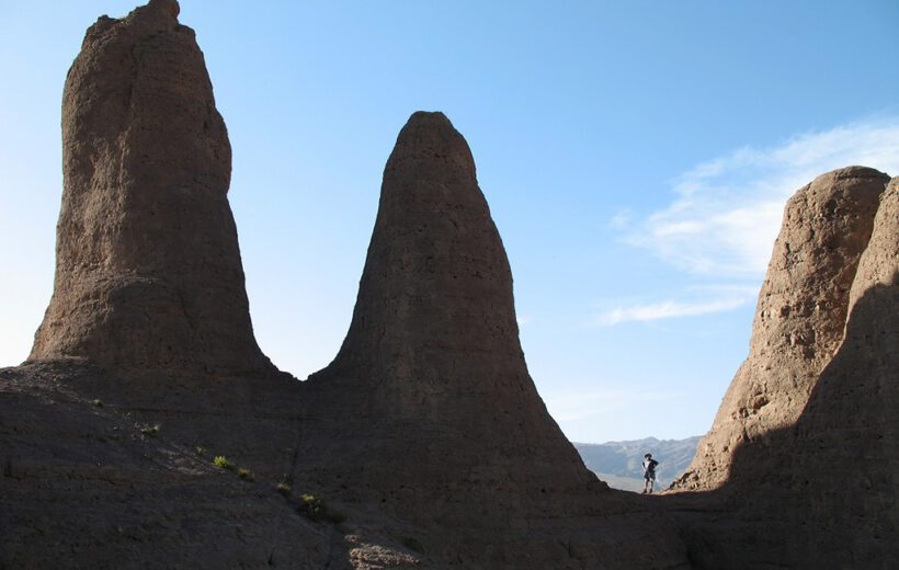 Des Cimes au Sahara : Voyage entre Montagnes et Désert